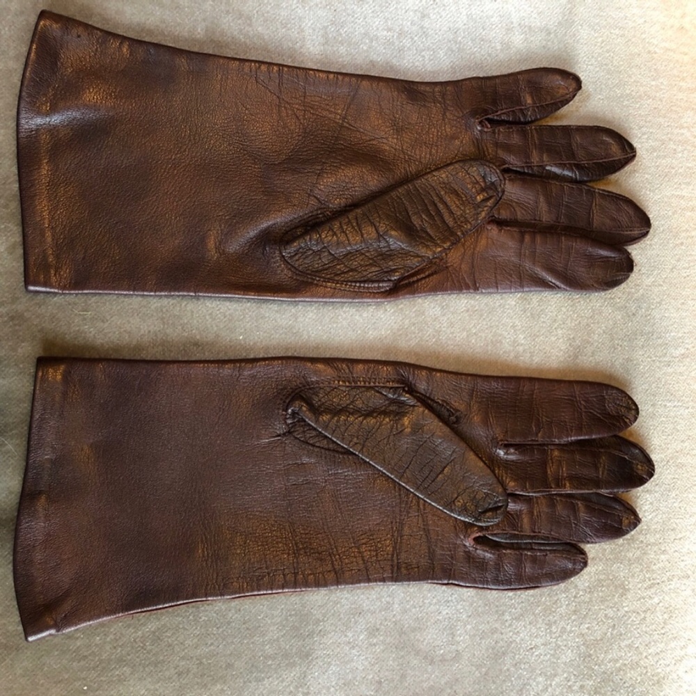 3 pairs Gorgeous vintage gloves: white beaded, white embroidered, brown leather - Picture 10 of 16